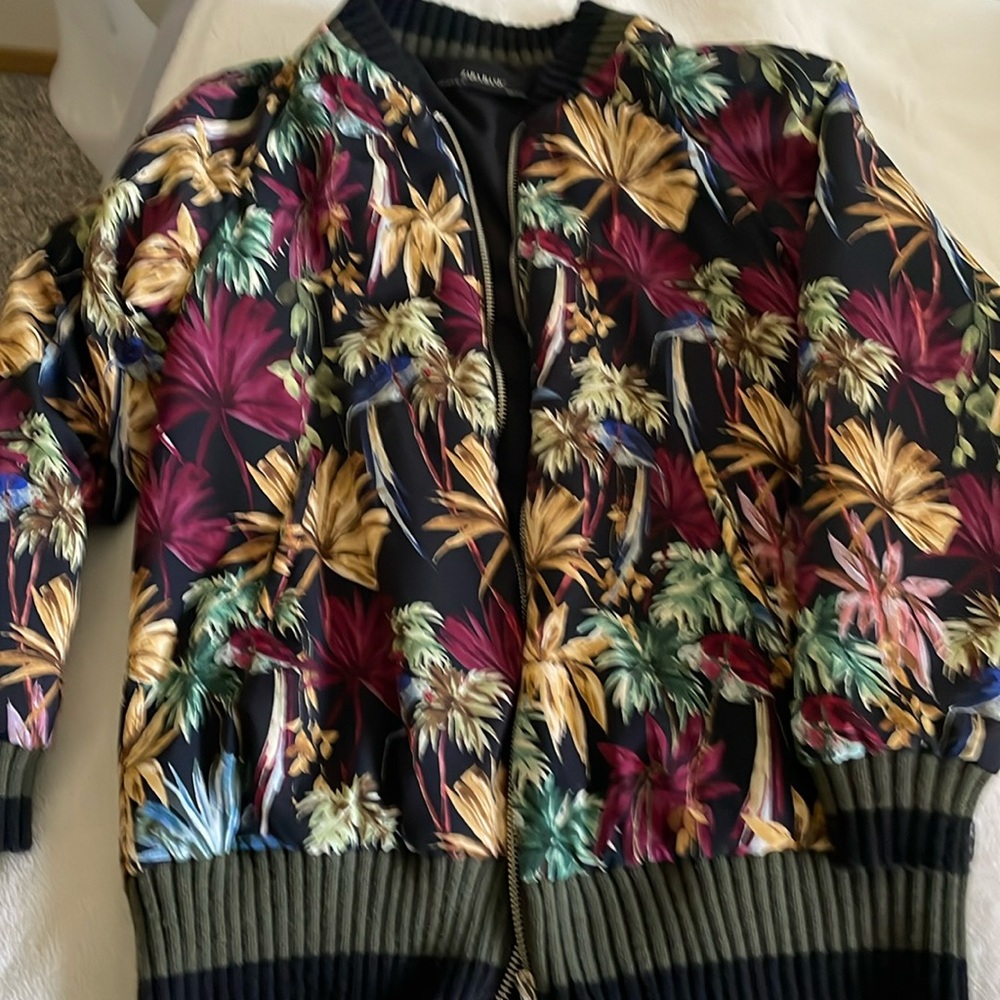 Light jacket with pockets beautifully designed, perfect for spring